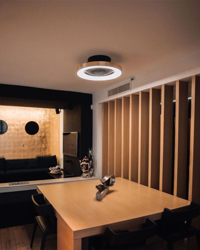 Ventilatore Tibet con design moderno installato sul soffitto di una cucina