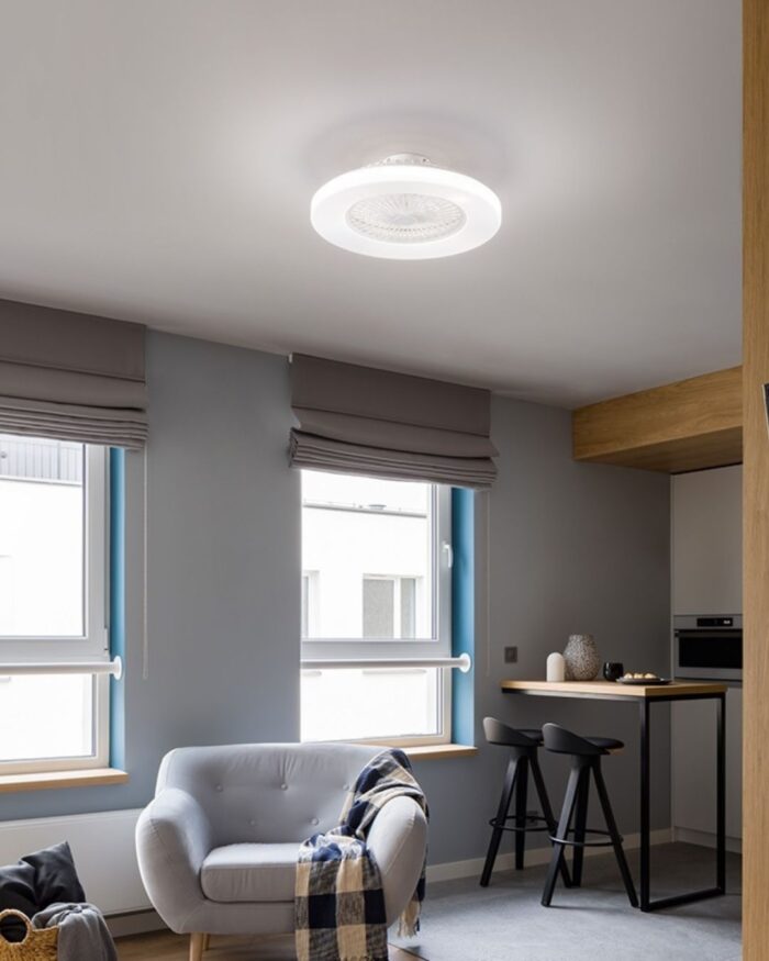 Ventilatore da soffitto Tibet bianco installato in soggiorno con luce LED accesa